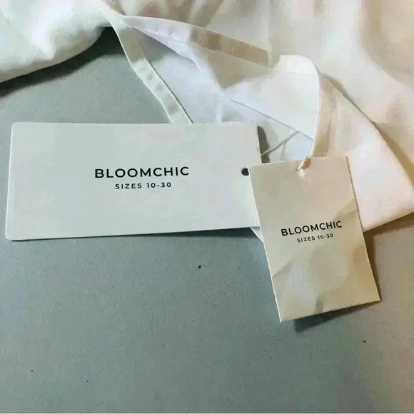 Bloomchic NWT White Rounded Neckline Faux Tab Sleeves with Button Detail Size 12 - Picture 7 of 12